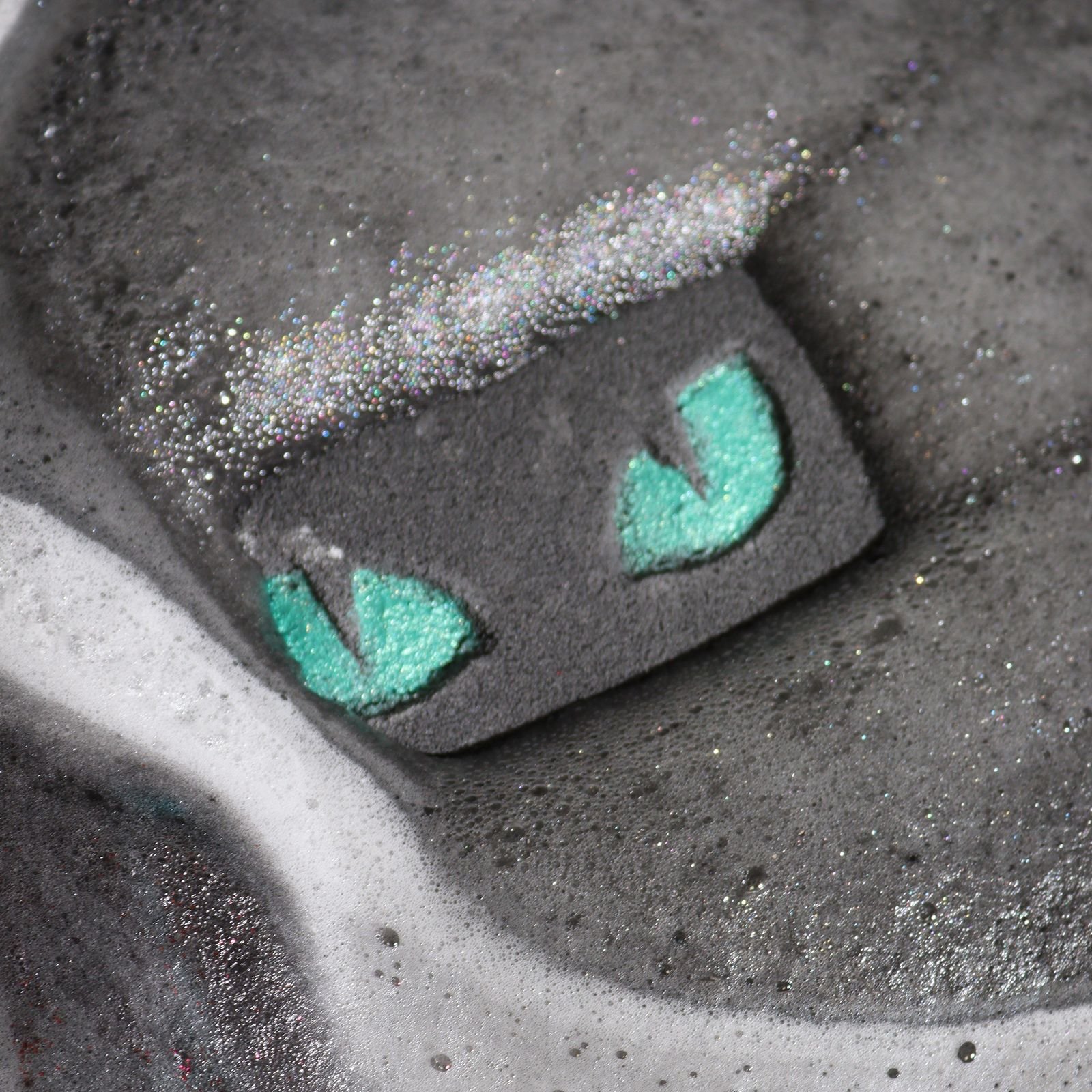 Cats Eyes Bath Bomb 80g - Image 3